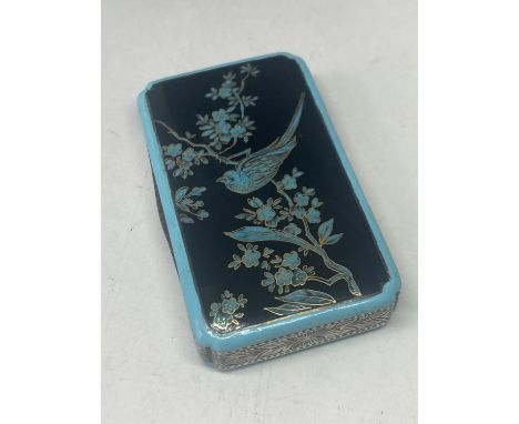 A SILVER AND ENAMEL TRINKET BOX WITH A TURQUOISE BLUE AND BLACK ORIENTAL BIRD DECORATION 