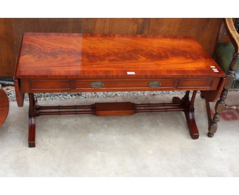 A REPRODUCTION WADE (NO. 16) MAHOGANY AND CROSS BANDED DROP-LEAF COFFEE TABLE WITH ORIGINAL £870 RECEIPT (1995) 