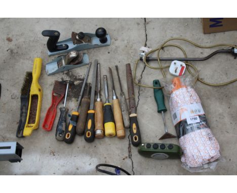 AN ASSORTMENT OF HAND TOOLS TO INCLUDE CHISELS AND WOOD PLANES ETC 