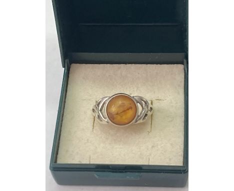A MARKED SILVER AND AMBER RING SIZE Q/R 