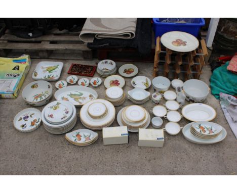 A LARGE QUANTITY OF ROYAL WORCESTER CERAMICS TO INCLUDE EVESHAM WARE ETC 