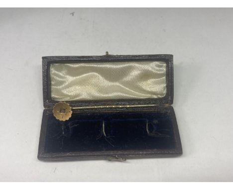 A VINTAGE 9 CARAT GOLD STICK PIN WITH DIAMOND TO CENTRE IN A PRESENTATION BOX 