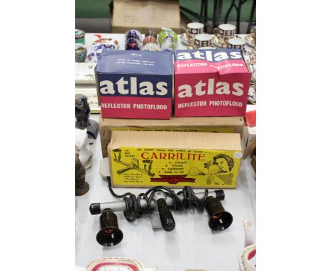 A COLLECTTION OF VINTAGE PHOTOGRAPHIC EQUIPMENT TO INCLUDE TWO BOXED ATLAS REFLECTOR PHOTOFLOOD, PLUS TWO BOXED "CARRILITE" H
