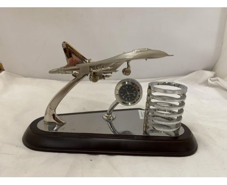 AN F15 DESKTOP MODEL AIRCRAFT PLANE, CLOCK AND PEN HOLDER 