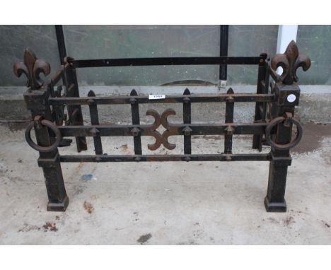 A DECORATIVE VINTAGE CAST IRON FIRE GRATE 