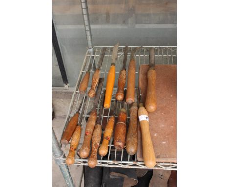 AN ASSORTMENT OF FOURTEEN WOODEN HANDLED LATHE TOOLS AND CHISELS 