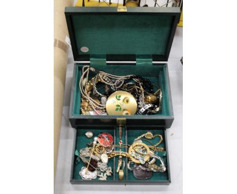 A QUANTITY OF VINTAGE AND MODERN COSTUME JEWELLERY TO INCLUDE A HALLMARKED SILVER RING, CHAINS, PENDANTS, RINGS, EARRINGS, BR