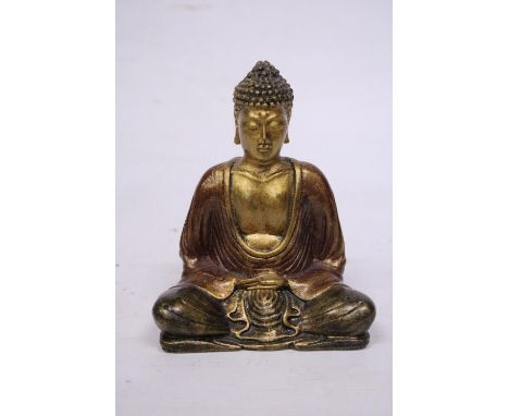 A SMALL RESIN GOLD COLOURED BUDDHA STATUE (16 CM) 