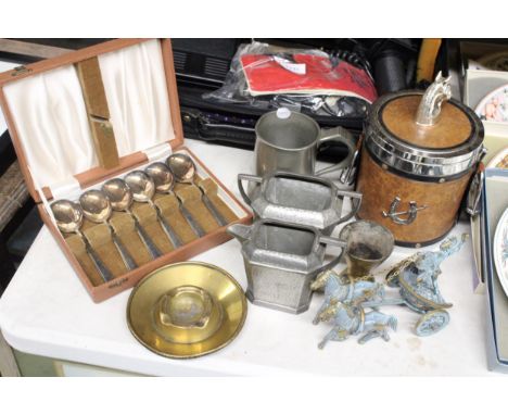 A MIXED LOT TO INCLUDE VINTAGE BOXED TABLESPOONS, HAMMERED PEWTER WARE, A 1970'S HORSE HEAD ICE BUCKET, ETC., 