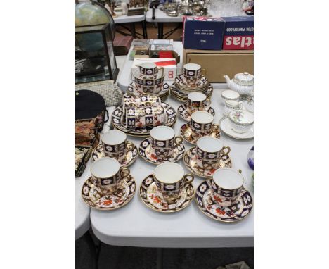 A LARGE QUANTITY OF VINTAGE 'IMARI' PATTERNED TEAWARE TO INCLUDE A SUGAR BOWL, CREAM JUG, CUPS, SAUCERS AND SIDE PLATES 