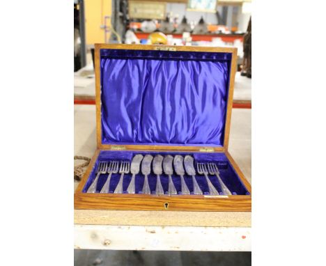 A VINTAGE ELKINGTON &amp; CO FISH KNIFE AND FORK SET IN A LINED MAHOGANY BOX, WITH MAKER'S MARK - 1 FORK MISSING 