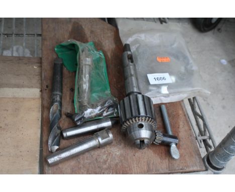 AN ASSORTMENT OF TOOLS TO INCLUDE A CHUCK AND DRILL BITS ETC 