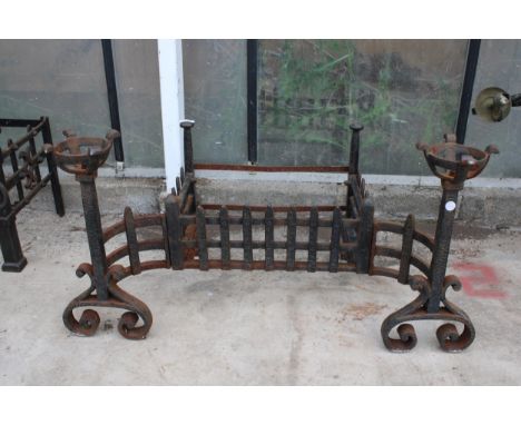 A VINTAGE CAST IRON FIRE GRATE WITH LARGE ATTATCHED FIRE DOGS 