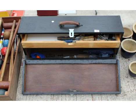 A VINTAGE WOODEN TOOL CHEST WITH AN ASSORTMENT OF TOOLS TO INCLUDE CHISELS AND AN ELECTRIC SANDER ETC 