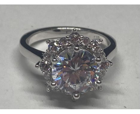 A WHITE METAL RING WITH 3 CARATS OF MOISSANITE SIZE N 