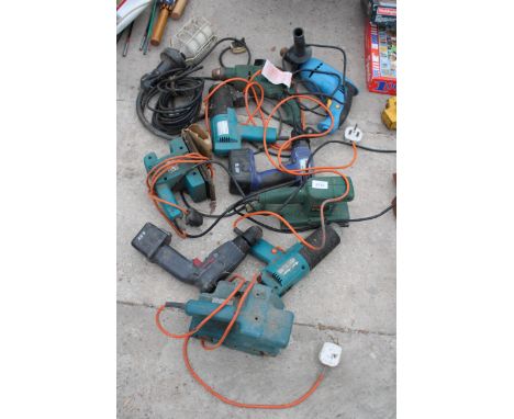 AN ASSORTMENT OF POWER TOOLS TO INCLUDE A BLACK AND DECKER SANDER, A BOSCH SANDER, DRILLS AND A WOOD PLANE ETC 
