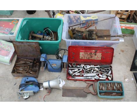 AN ASSORTMENT OF TOOLS TO INCLUDE A BENCH GRINDER, A JIGSAW, SOCKET SET AND WOOD PLANES ETC 