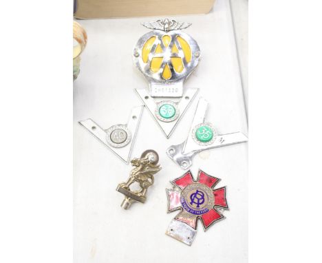 A QUANTITY OF VINTAGE CAR BADGES TO INCLUDE THE AA, VETERAN MOTORISTS ASSOCIATION CAR CLUB BADGES ETC 