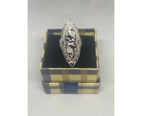A MARKED 925 LARGE DECORATIVE FLORAL RING IN A PRESENTATION BOX 