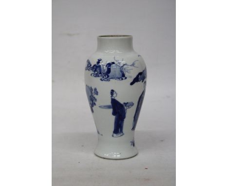 A CHINESE KANGXI PERIOD (1661 - 1722) BLUE AND WHITE PORCELAIN VASE HEIGHT 19CM 