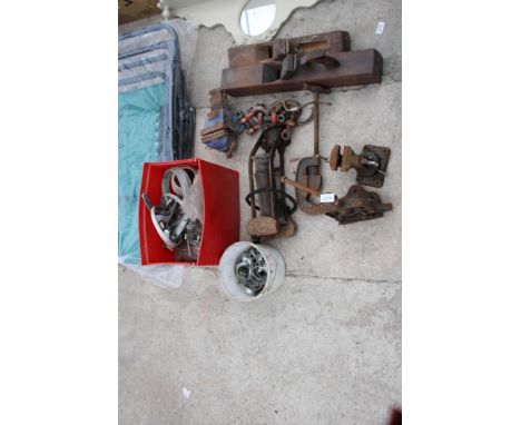 AN ASSORTMENT OF VINTAGE TOOLS TO INCLUDE BENCH VICES, WOOD PLANES AND A PIPE CUTTER ETC 