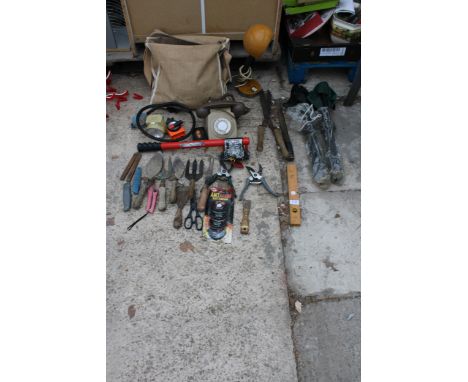 AN ASSORTMENT OF ITEMS TO INCLUDE A RETRO TELEPHONE, GARDEN TOOLS AND A LAMP ETC 