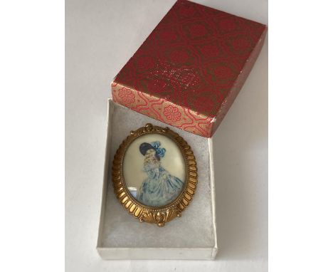 A 1940'S HAND PAINTED BROOCH IN A PRESENTATION BOX 