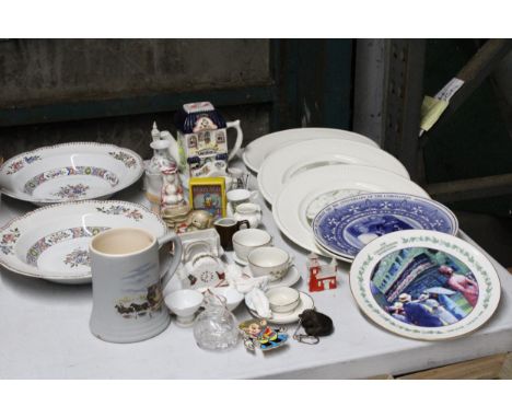 A MIXED LOT OF CERAMICS TO INCLUDE SPODE LARGE WARING AND GILLOW BOWLS, CABINET PLATES, SMALL CUPS AND SAUCERS, TRINKETS, ETC