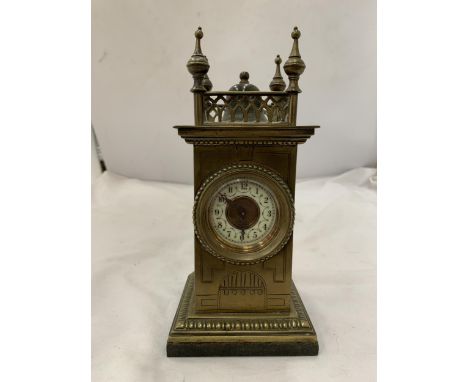 A VINTAGE BRASS MANTEL CLOCK ON A MARBLE BASE, WITH FOUR SPIRES TO THE TOP. WORKING WHEN CATALOGUED - NO WARRANTY GIVEN. 