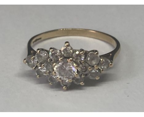 A 9 CARAT GOLD RING WITH CUBIC ZIRCONIAS IN A CLUSTER DESIGN SIZE O 