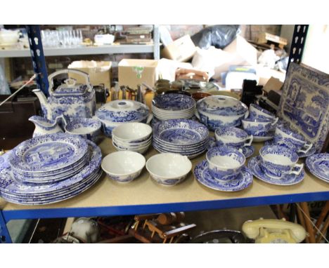 A LARGE COLLECTION OF SPODE BLUE ITALIAN WARE TO INCLUDE LIDDED BOWLS, KETTLE, SUGAR BOWL AND CREAMER, DINNER PLATES, PLACEMA