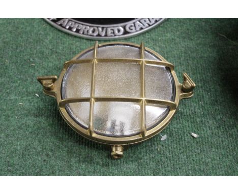 A ROUND, BRASS, WALL LIGHT, DIAMETER 18CM 