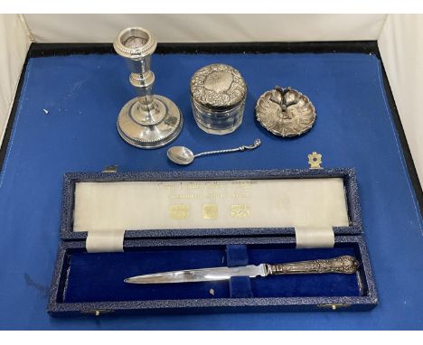 FIVE HALLMARKED SILVER ITEMS TO INCLUDE A BIRMINGHAM HALLMARKED RING TREE (A/F), A BIRMINGHAM HALLMARKED WEIGHTED CANDLESTICK