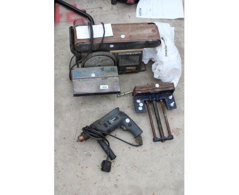 AN ASSORTMENT OF TOOLS TO INCLUDE A BELT SANDER AND A VICE ETC 
