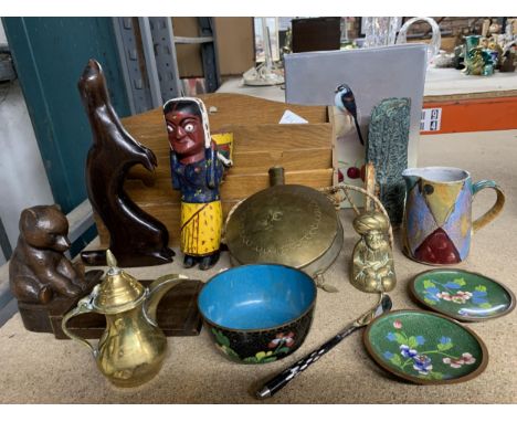 A MIXED LOT TO INCLUDE A ORIENTAL ENAMEL BOWL AND TWO TRINKET DISHES, A SMALL VINTAGE SOLID BRASS SINGH SAGE STATUETTE, WOODE