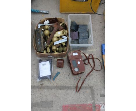 AN ASSORTMENT OF VINTAGE ITEMS TO INCLUDE A KODAK CAMERA AND BRASS DOOR FURNITURE ETC 