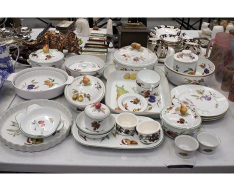 A QUANTITY OF ROYAL WORCESTER WARE TO INCLUDE PLATES, DISHES, PRESERVES JAR ETC 