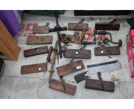 AN ASSORTMENT OF VINTAGE WOOD PLANES AND WOOD WORKING TOOLS ETC 