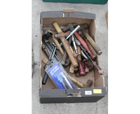 AN ASSORTMENT OF VINTAGE HAND TOOLS TO INCLUDE HAMMERS AND BRACE DRILLS ETC 