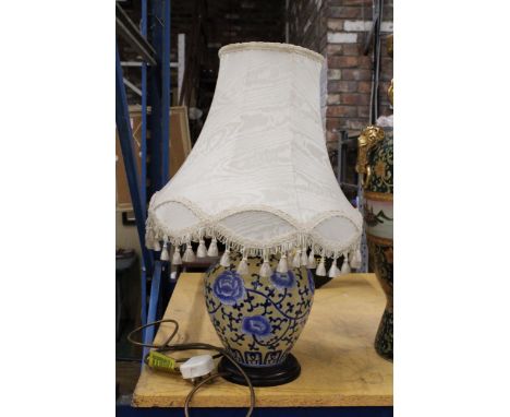 A BLUE AND CREAM ORIENTAL STYLE LAMP WITH SHADE 