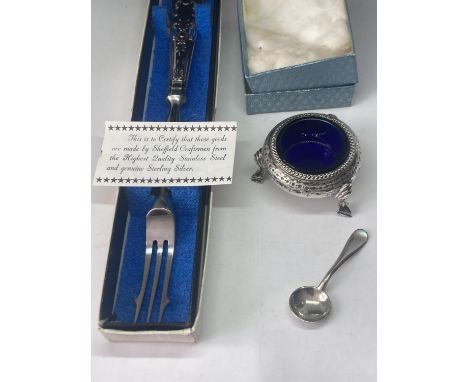 A HALLMARKED LONDON VICTORIAN SILVER CRUET WITH BLUE GLASS LINER, A HALLMARKED SHEFFIELD HANDLED FORK WITH COA IN A PRESENTAT