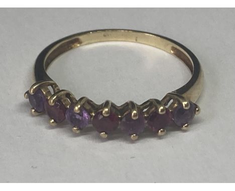 A 9 CARAT GOLD RING WITH GARNETS AND AMETHYSTS SIZE Q 