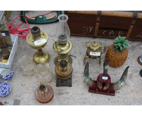 AN ASSORTMENT OF VINTAGE ITEMS TO INCLUDE A BRASS SPIRIT KETTLE, OIL LAMPS AND A PAIR OF CATTLE HORNS ETC 