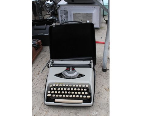 A VINTAGE REMMINGTON TYPEWRITER WITH CARRY CASE 