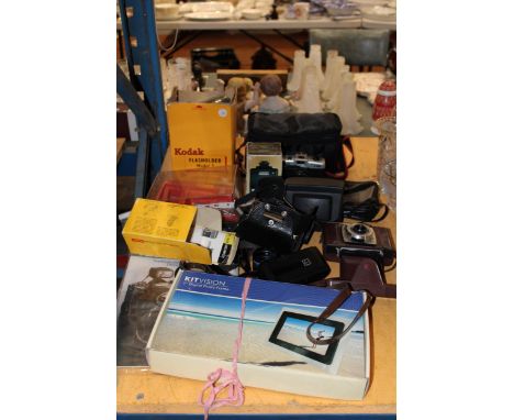 A COLLECTION OF VINTAGE CAMERAS AND ACCESSORIES TO INCLUDE, CORONET RAPIER, RONIFLEX X3000, KODAK INSTAMATIC, ETC PLUS A KITV