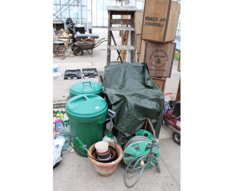 AN ASSORTMENT OF GARDEN ITEMS TO INCLUDE PLANT POTS, A HOSE REEL AND A WOODEN STEP LADDER ETC 