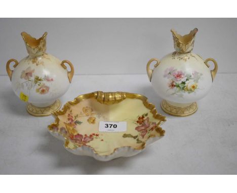 A Royal Worcester blush ivory shell-shaped comport, pattern 1413, decorated with flowers within a gilt border, approx. 20cms 