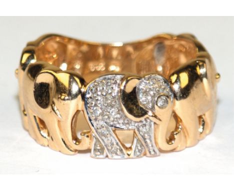 Ring, 585er GG, reliefierte, durchbrochene Schiene mit 5 in Reihe angeordneten Elefanten, davon mittiger mit Diamantbesatz, g