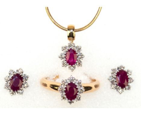 Schmuck-Set aus Ring, Anhänger und Ohrstecker, 750er GG/WG, je besetzt mit oval facettiertem Rubin, der von Brillanten umrand