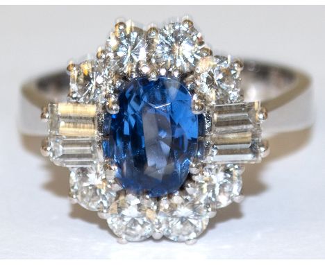Ring, 750er WG, ausgefasst mit 1 oval facettierten Saphir von ca. 2,0 ct., der umrandet wird von 8 Brillanten, LR-VVS, von zu